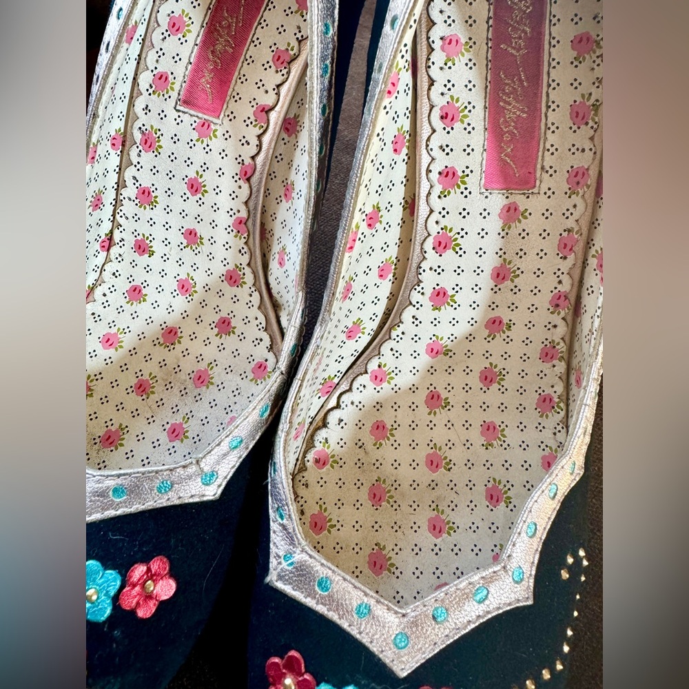 Betsy Johnson Stiletto’s, Black Suede, Floral & Gold Studs, Pink Bottoms Sz 8.5 - Picture 6 of 7